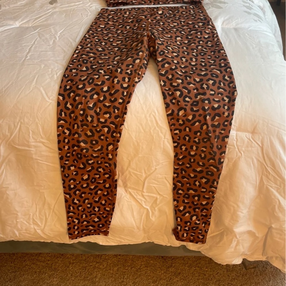 ✨ Fabletics Leopard Matching Workout Set - Picture 11 of 12
